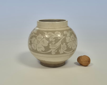 cizhou carved peony jar jin dynasty