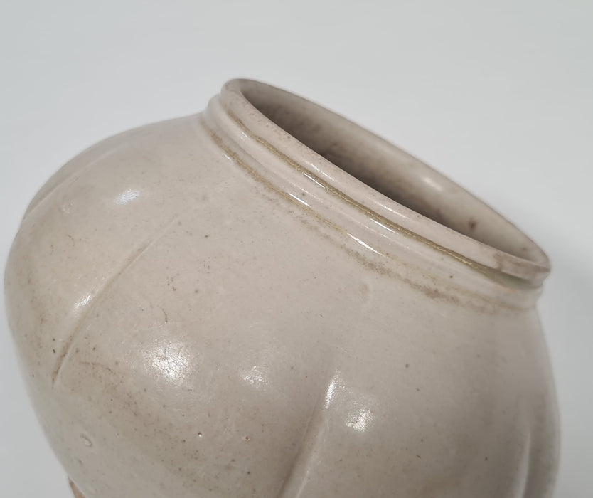 white lobed jar five dynasties