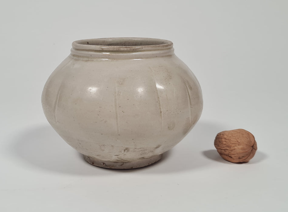 white lobed jar five dynasties