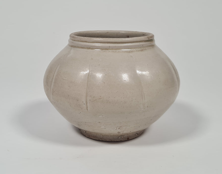 white lobed jar five dynasties