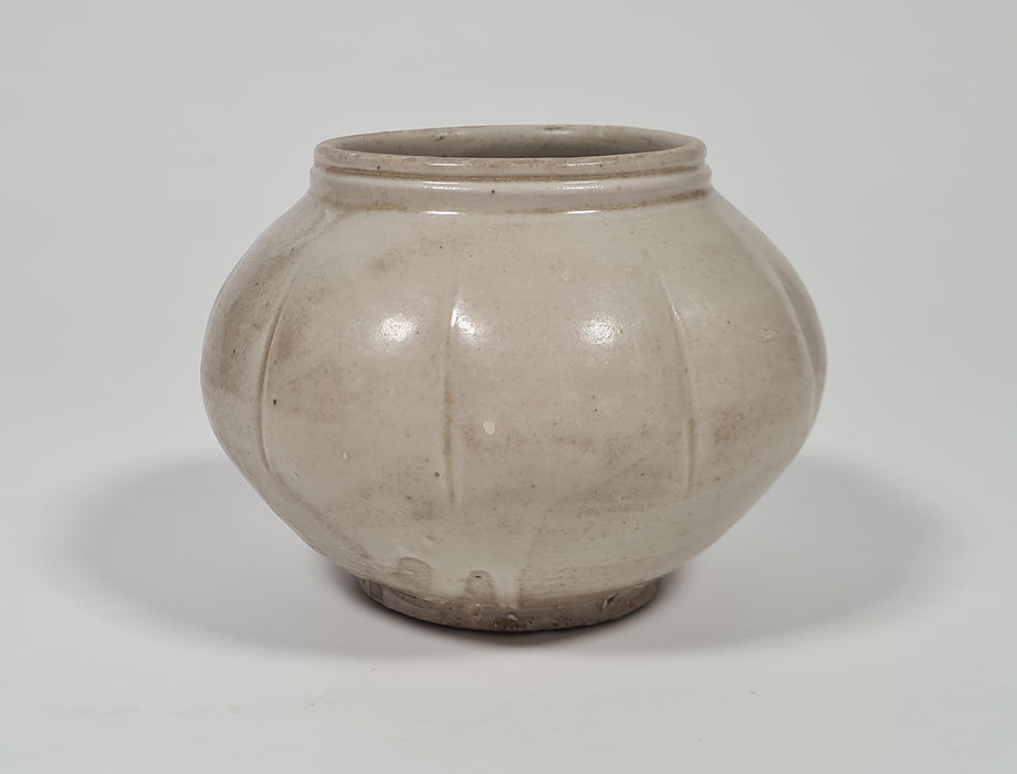 white lobed jar five dynasties