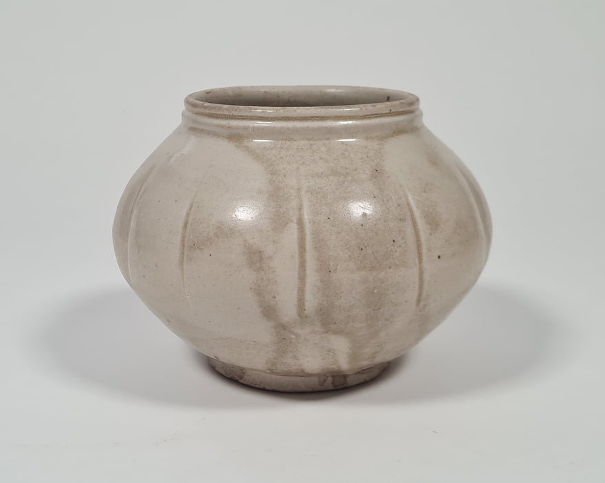 white lobed jar five dynasties