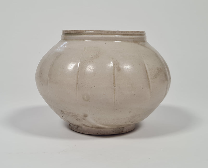 white lobed jar five dynasties